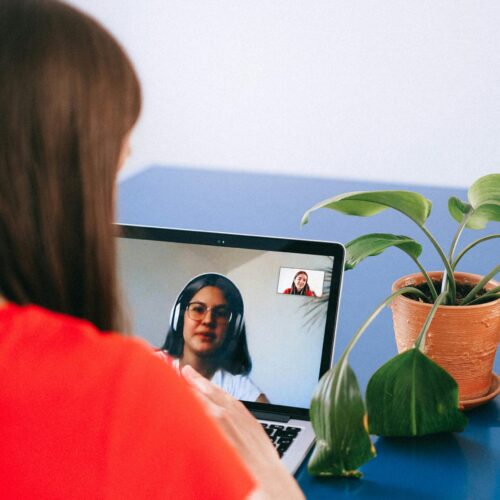 Mujeres desarrollando terapia online