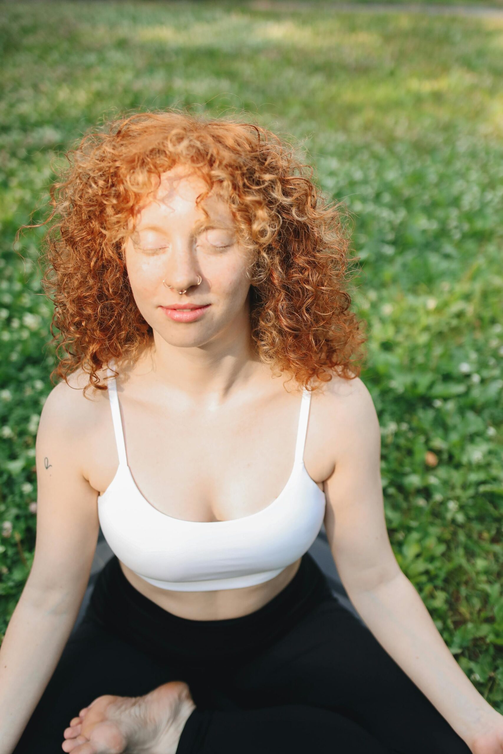 chica en actitud de meditación enfocada en crecimiento personal