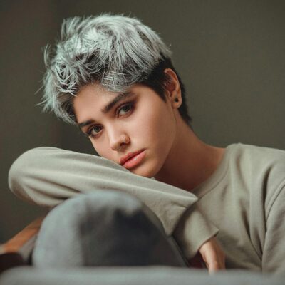 Persona pensativa con expresión de bajo ánimo en un momento de introspección